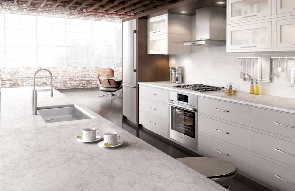 Esempio di una cucina contemporanea di medie dimensioni con lavello sottopiano, ante lisce, ante grigie, top in quarzite, elettrodomestici in acciaio inossidabile e pavimento in cementine