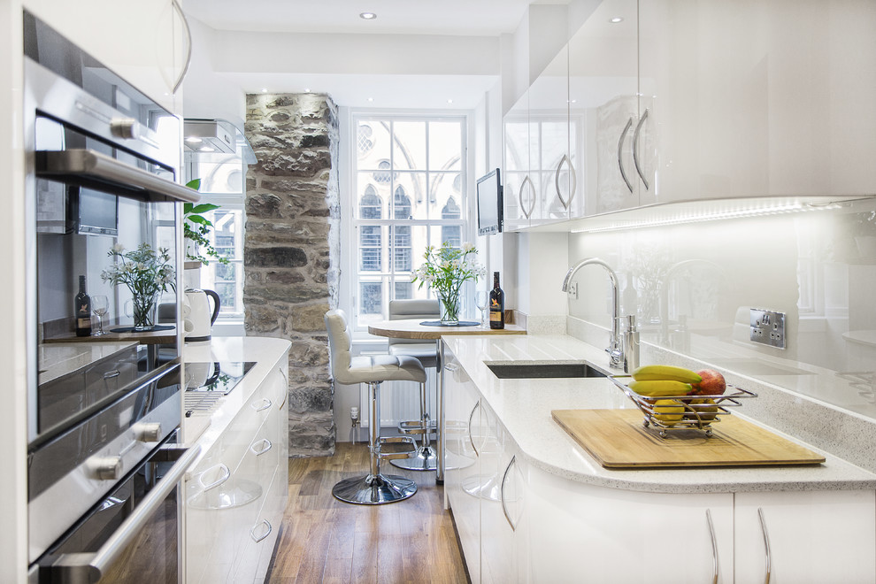 Zweizeilige, Kleine Moderne Küche mit Halbinsel in Edinburgh