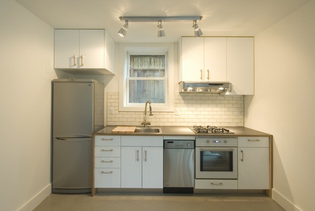 This is an example of a modern kitchen in Portland.