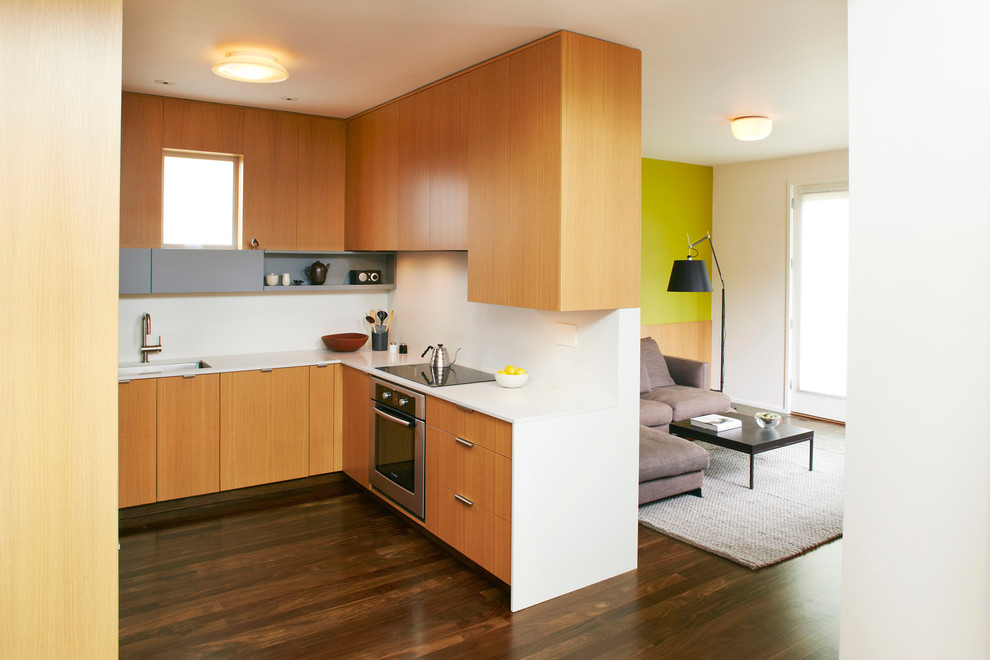 Exemple d'une cuisine moderne en bois brun avec un placard à porte plane et un sol marron.