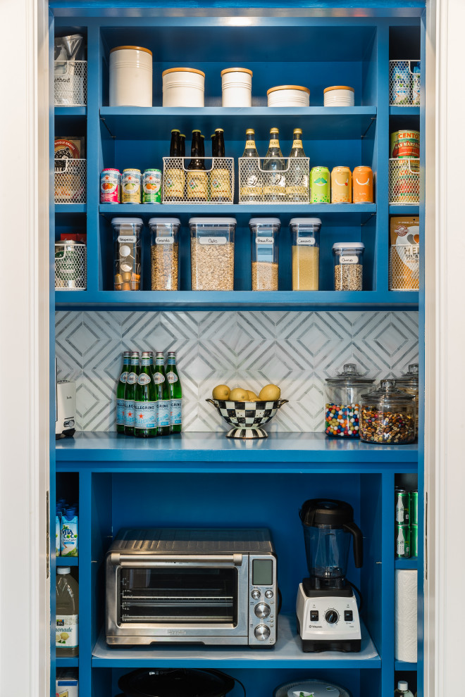 Inspiration för ett litet funkis kök, med öppna hyllor, blå skåp, träbänkskiva, flerfärgad stänkskydd, stänkskydd i marmor, rostfria vitvaror, mörkt trägolv och svart golv