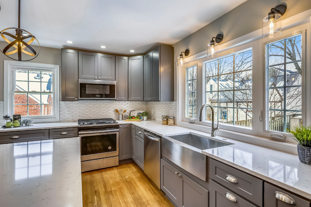 ワシントンD.C.にあるミッドセンチュリースタイルのおしゃれなキッチンの写真