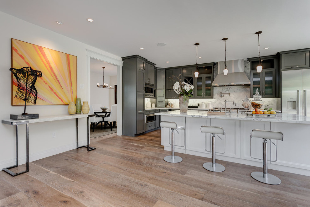 Einzeilige, Mittelgroße Wohnküche mit Küchenrückwand in Weiß, hellem Holzboden und Kücheninsel in Los Angeles