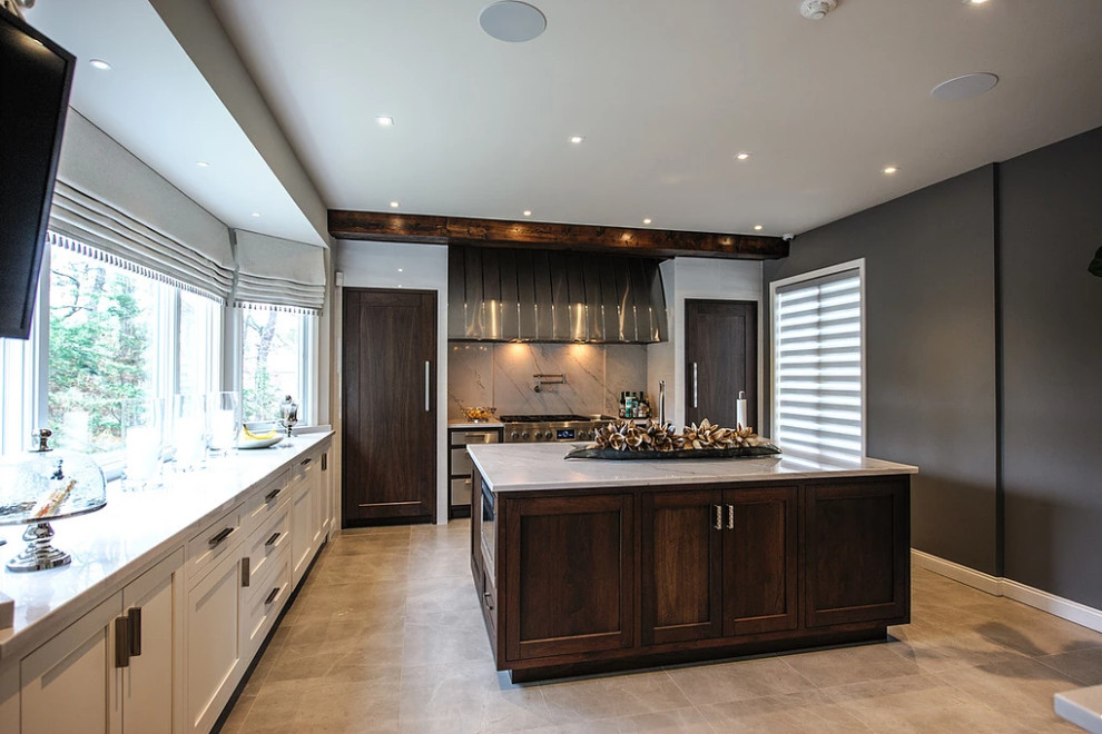 Modern inredning av ett mellanstort vit vitt kök, med luckor med infälld panel, vita skåp, marmorbänkskiva, vitt stänkskydd, stänkskydd i sten, integrerade vitvaror, kalkstensgolv, en köksö och grått golv