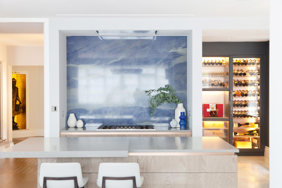 Immagine di una cucina minimalista di medie dimensioni con ante lisce, ante beige, paraspruzzi blu, paraspruzzi in lastra di pietra e top grigio