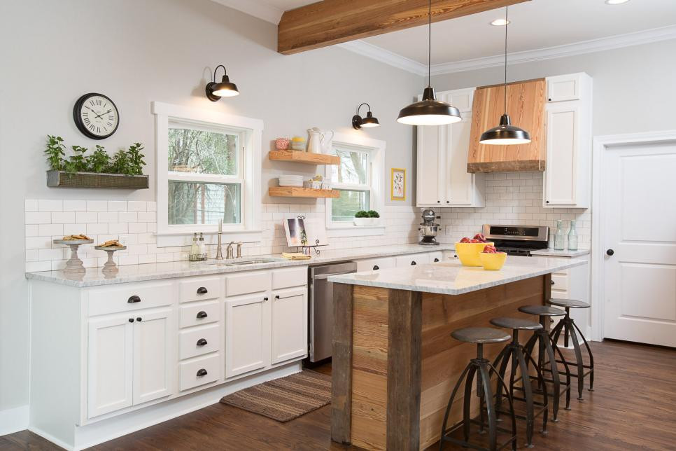 Inredning av ett modernt mellanstort vit linjärt vitt kök och matrum, med en dubbel diskho, luckor med upphöjd panel, vita skåp, granitbänkskiva, vitt stänkskydd, stänkskydd i keramik, rostfria vitvaror, målat trägolv, en köksö och brunt golv