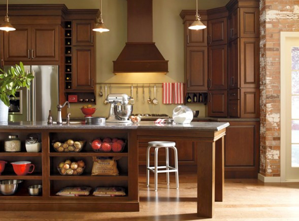 Mittelgroße Klassische Küche mit profilierten Schrankfronten, hellbraunen Holzschränken, Granit-Arbeitsplatte, Küchenrückwand in Beige, hellem Holzboden und Kücheninsel in Detroit