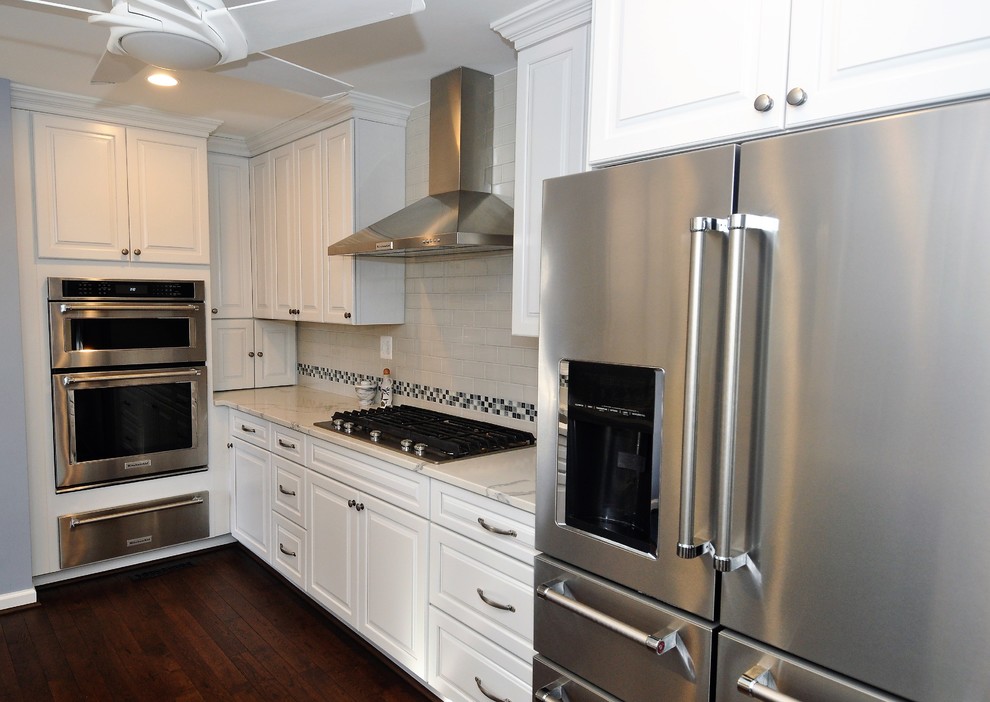 Ejemplo de cocina comedor minimalista grande con armarios estilo shaker, puertas de armario blancas, encimera de cuarzo compacto y electrodomésticos de acero inoxidable