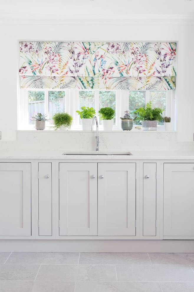 Idéer för att renovera ett mellanstort vintage grå grått kök och matrum, med en dubbel diskho, skåp i shakerstil, grå skåp, bänkskiva i koppar, vitt stänkskydd, stänkskydd i marmor, rostfria vitvaror, klinkergolv i porslin, en köksö och grått golv