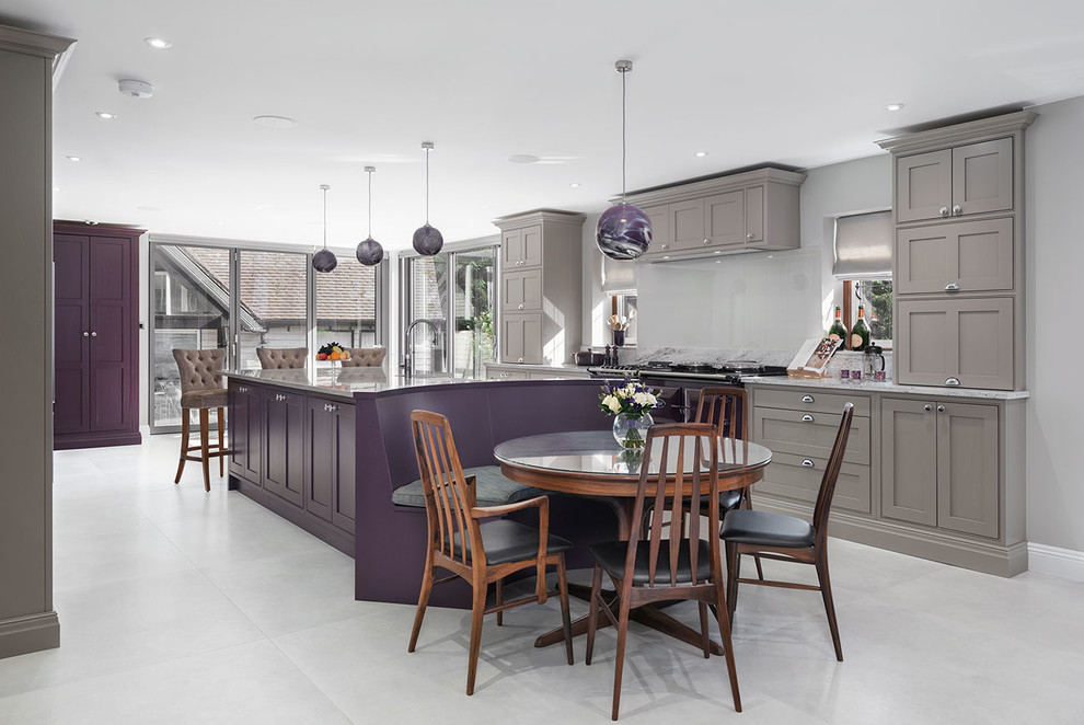 Inredning av ett modernt mycket stort flerfärgad flerfärgat kök, med en rustik diskho, skåp i shakerstil, lila skåp, granitbänkskiva, beige stänkskydd, glaspanel som stänkskydd, rostfria vitvaror, klinkergolv i keramik, en köksö och grått golv