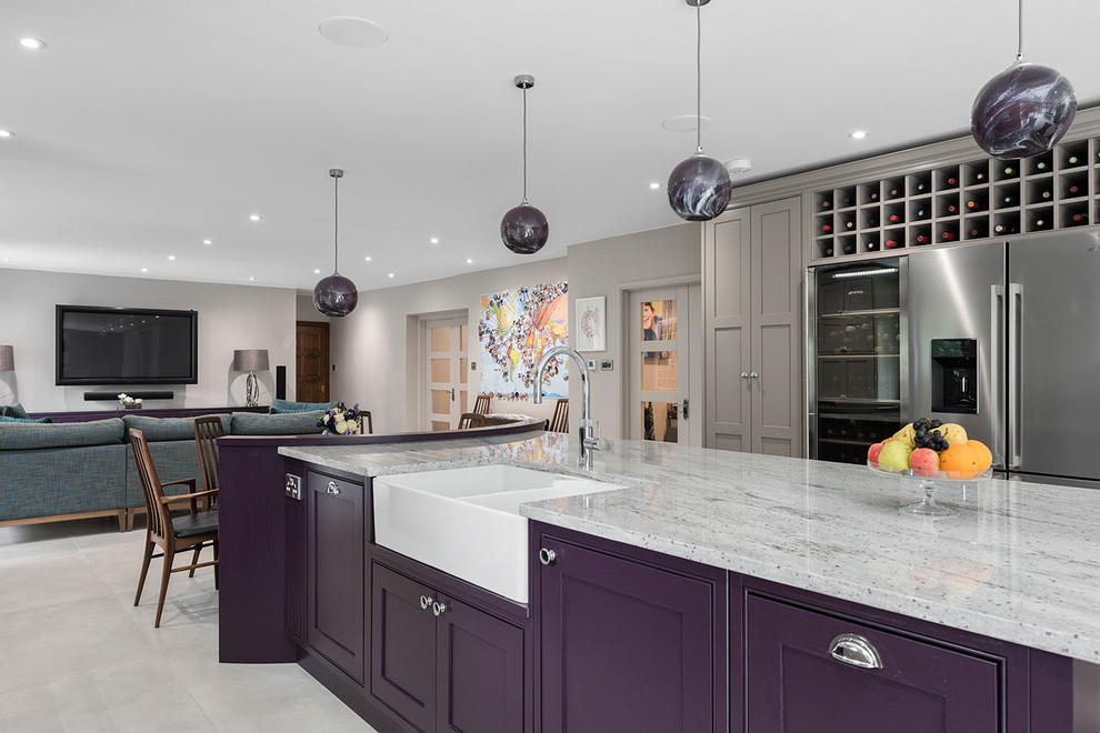 Inredning av ett modernt mycket stort flerfärgad flerfärgat kök, med en rustik diskho, skåp i shakerstil, lila skåp, granitbänkskiva, beige stänkskydd, glaspanel som stänkskydd, rostfria vitvaror, klinkergolv i keramik, en köksö och grått golv