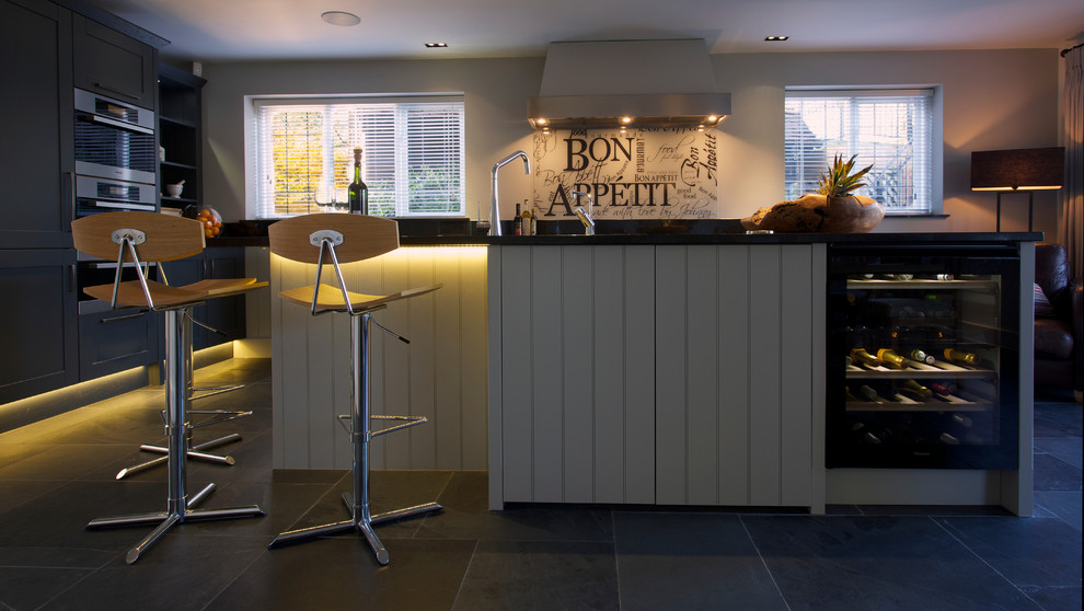 Moderne Wohnküche mit Schrankfronten im Shaker-Stil, Doppelwaschbecken und Küchengeräten aus Edelstahl in Surrey