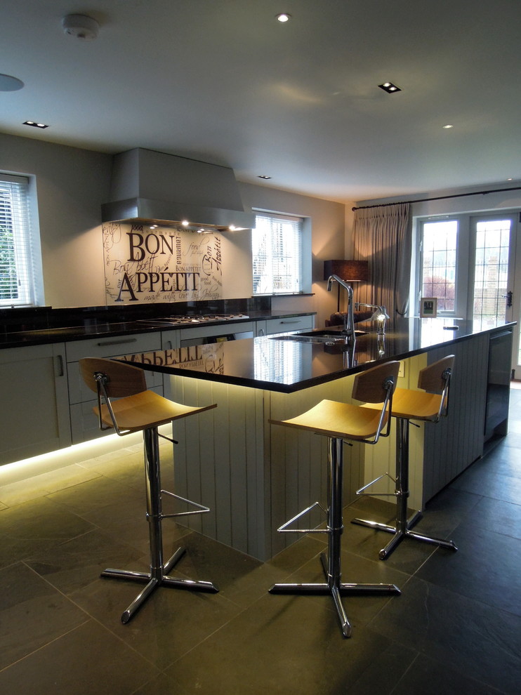 Zweizeilige Moderne Küche mit Unterbauwaschbecken, Schrankfronten im Shaker-Stil, weißen Schränken und Glasrückwand in Surrey