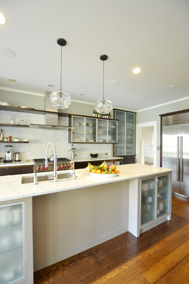 Klassische Küche mit Glasfronten, Küchenrückwand in Weiß, Rückwand aus Stein und Küchengeräten aus Edelstahl in San Francisco