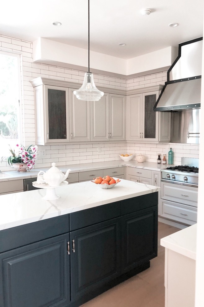Exempel på ett mellanstort modernt flerfärgad flerfärgat u-kök, med en undermonterad diskho, luckor med upphöjd panel, grå skåp, bänkskiva i kvarts, vitt stänkskydd, stänkskydd i tunnelbanekakel, rostfria vitvaror, ljust trägolv, en köksö och beiget golv