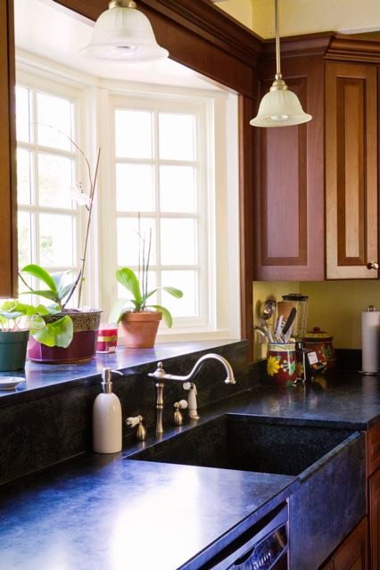 Источник вдохновения для домашнего уюта: кухня в классическом стиле с с полувстраиваемой мойкой (с передним бортиком), фасадами с выступающей филенкой и фасадами цвета дерева среднего тона