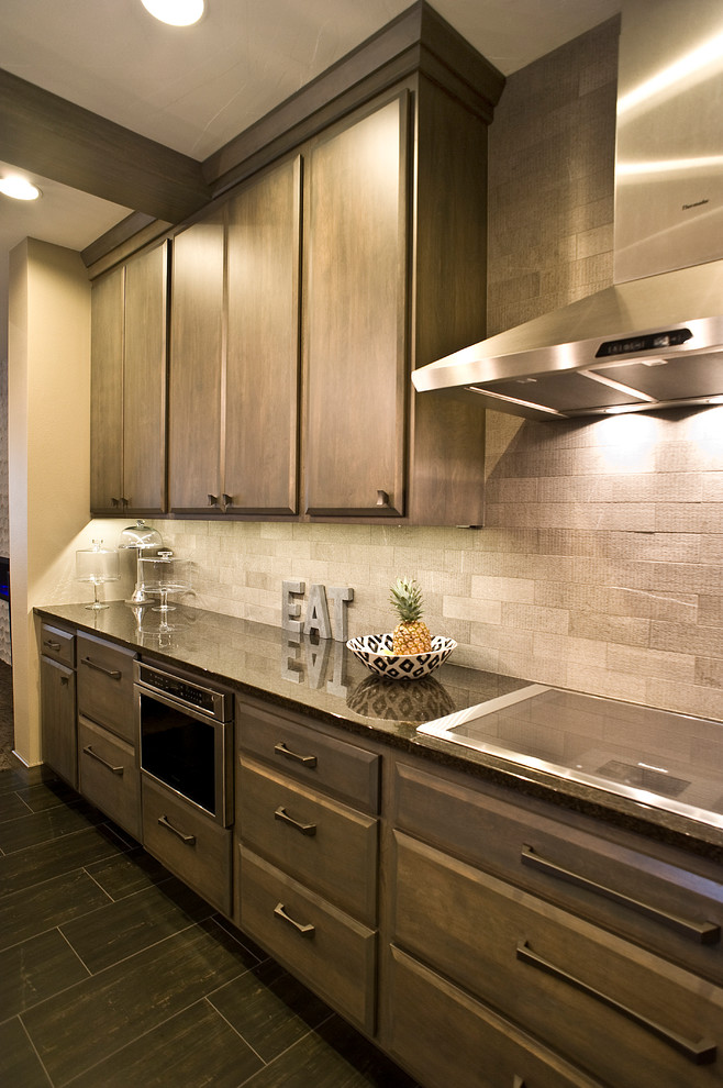 Exempel på ett mellanstort modernt kök, med en rustik diskho, släta luckor, grå skåp, bänkskiva i koppar, grått stänkskydd, stänkskydd i keramik, rostfria vitvaror, klinkergolv i keramik och en köksö