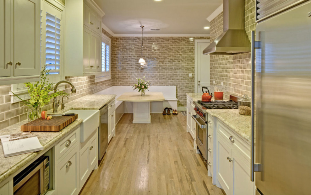 Exempel på ett mellanstort modernt kök, med en rustik diskho, skåp i shakerstil, vita skåp, granitbänkskiva, beige stänkskydd, stänkskydd i keramik, rostfria vitvaror, ljust trägolv och beiget golv