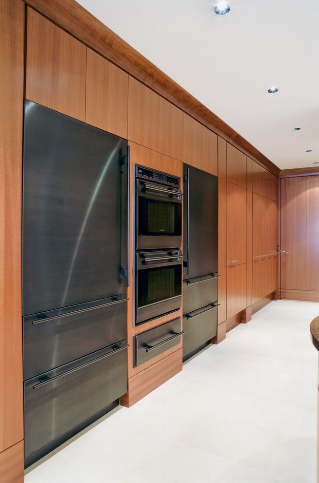 Geräumige Moderne Küche mit Vorratsschrank und hellbraunen Holzschränken in Vancouver