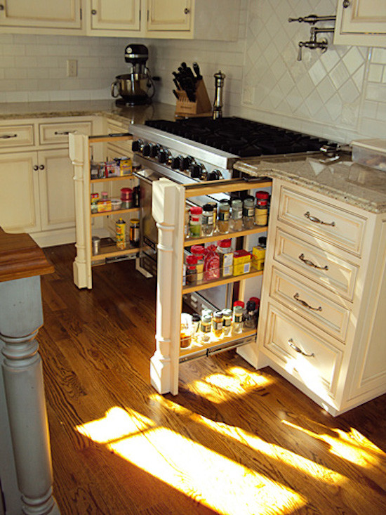 Foto på ett stort lantligt kök, med en rustik diskho, luckor med infälld panel, vita skåp, marmorbänkskiva, vitt stänkskydd, stänkskydd i glaskakel, rostfria vitvaror, mellanmörkt trägolv, en köksö och brunt golv