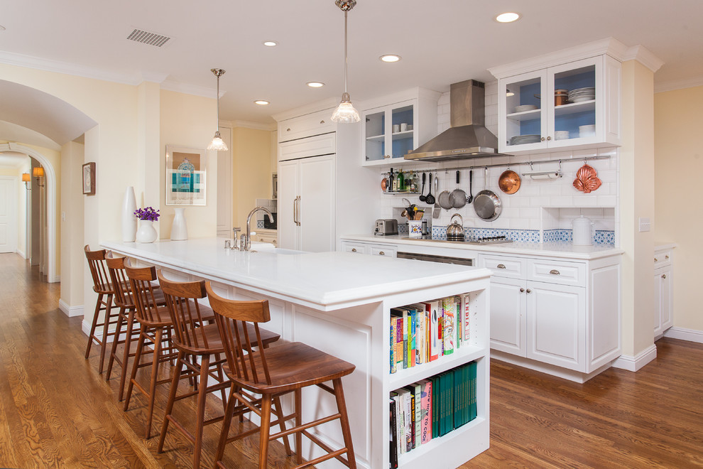 Zweizeilige, Mittelgroße Klassische Wohnküche mit Landhausspüle, Elektrogeräten mit Frontblende, profilierten Schrankfronten, weißen Schränken, Rückwand aus Metrofliesen und Kücheninsel in Los Angeles