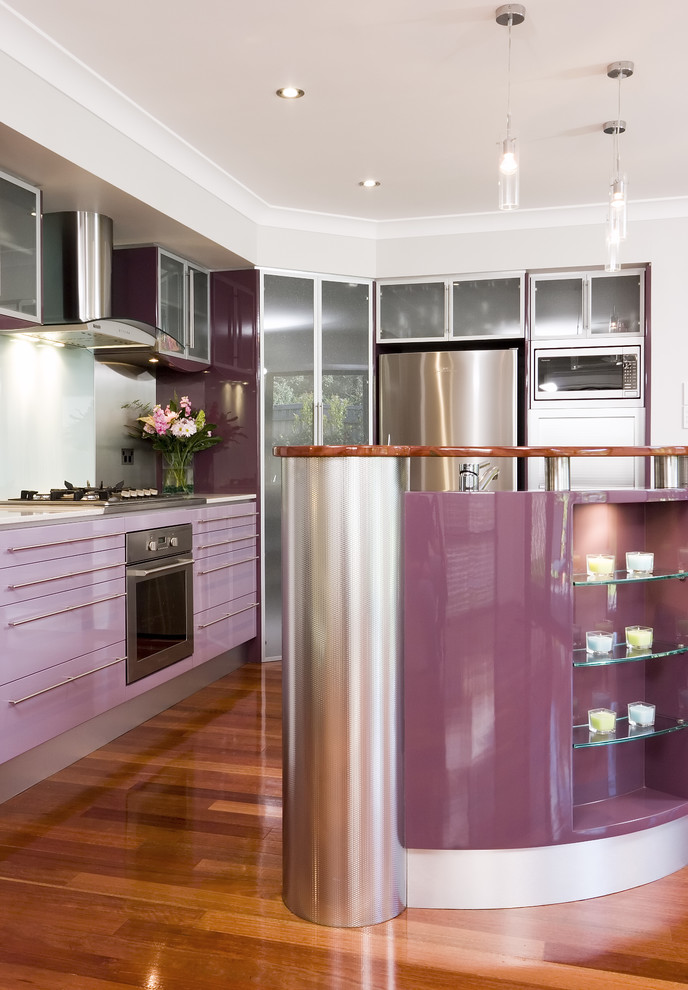 Imagen de cocina contemporánea con armarios tipo vitrina y electrodomésticos de acero inoxidable