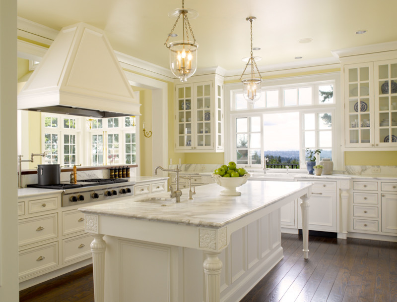 This is an example of a classic kitchen in Seattle.