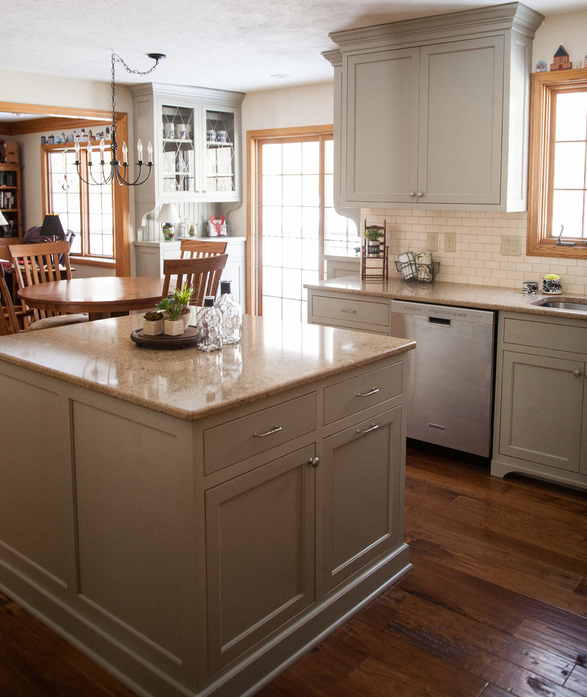 Exempel på ett mellanstort klassiskt kök, med en undermonterad diskho, grå skåp, bänkskiva i kvarts, beige stänkskydd, stänkskydd i keramik, rostfria vitvaror, mellanmörkt trägolv, en köksö och skåp i shakerstil