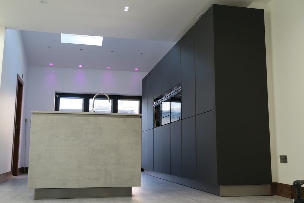 Concrete and matt glass kitchen Modern Kitchen London by Contemporary Home Design Ltd