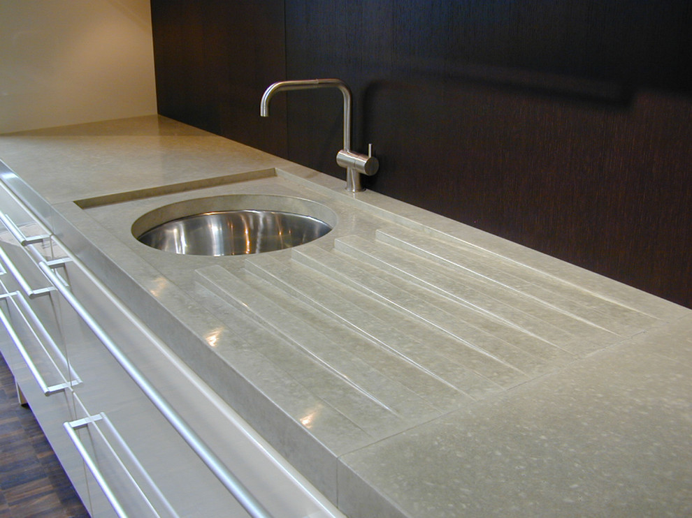 Immagine di una cucina contemporanea con lavello sottopiano e top in cemento