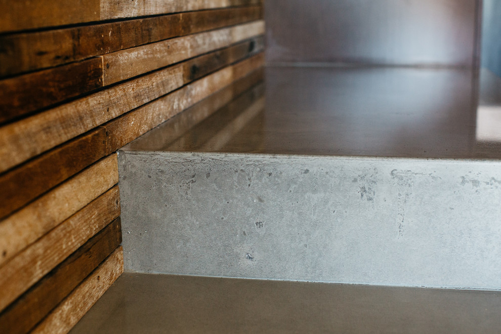 Rustik inredning av ett kök, med bänkskiva i betong