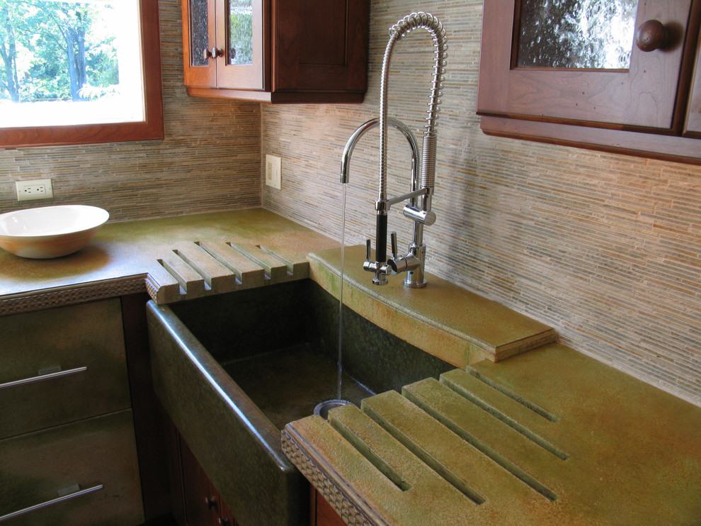 Exemple d'une cuisine américaine tendance en L avec un évier de ferme et un plan de travail en béton.