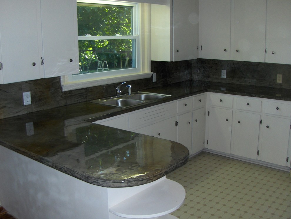 Foto di una cucina classica di medie dimensioni con lavello a doppia vasca, ante lisce, ante bianche, top in cemento, paraspruzzi grigio e paraspruzzi con piastrelle di cemento