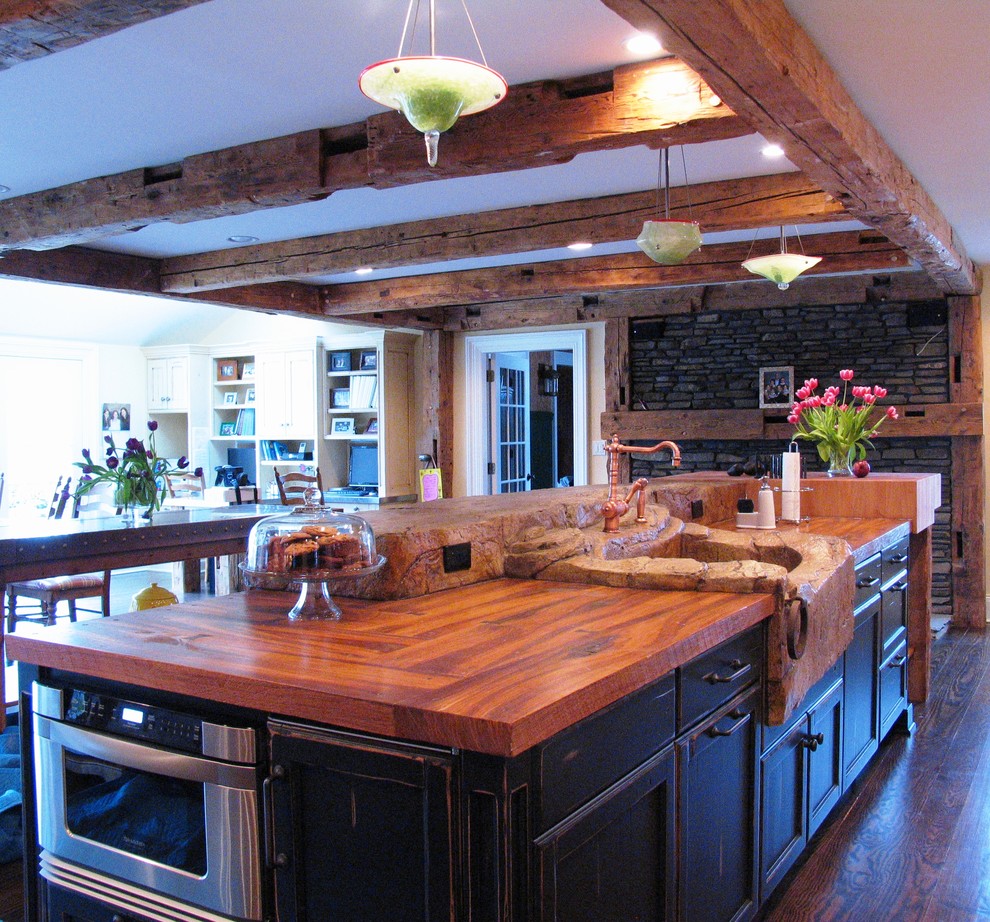 Foto på ett stort lantligt kök och matrum, med en integrerad diskho, bänkskiva i betong och en köksö