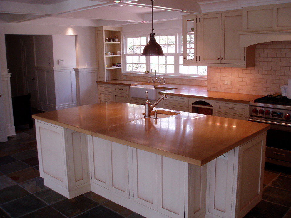 На фото: прямая кухня в современном стиле с обеденным столом, врезной мойкой и столешницей из бетона