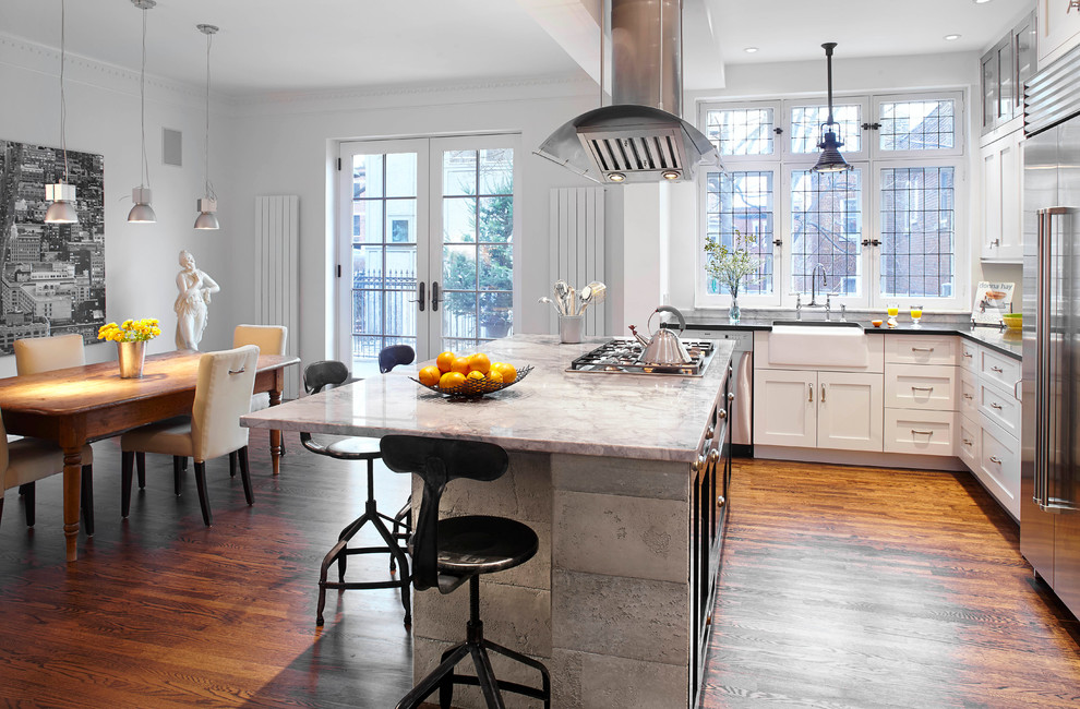 Exempel på ett mellanstort modernt kök, med en rustik diskho, skåp i shakerstil, vita skåp, granitbänkskiva, vitt stänkskydd, stänkskydd i tunnelbanekakel, rostfria vitvaror, mellanmörkt trägolv och en köksö