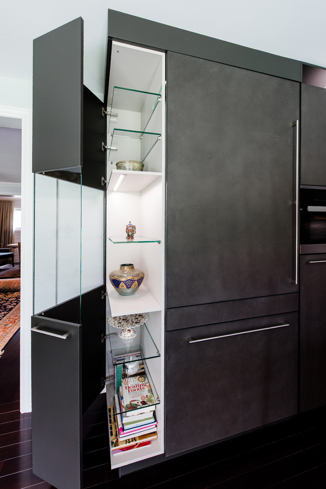 トロントにある高級な中くらいなモダンスタイルのおしゃれなキッチン (フラットパネル扉のキャビネット、黒いキャビネット、コンクリートカウンター、シルバーの調理設備、白いキッチンカウンター) の写真