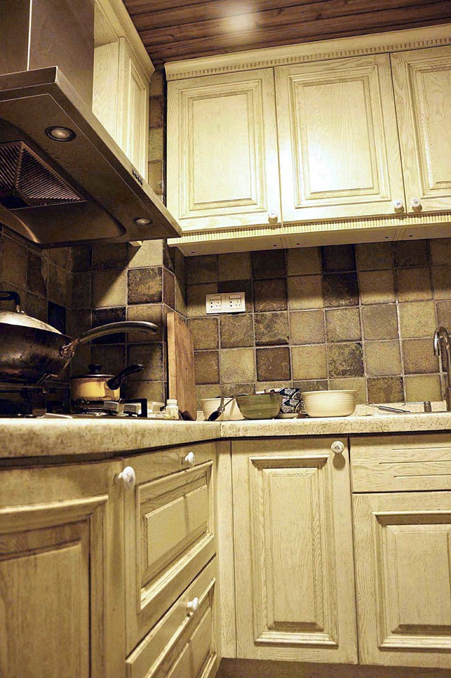 Photo of a small bohemian l-shaped enclosed kitchen with a double-bowl sink, raised-panel cabinets, light wood cabinets, engineered stone countertops, multi-coloured splashback, ceramic splashback, stainless steel appliances, ceramic flooring, no island, multi-coloured floors and white worktops.