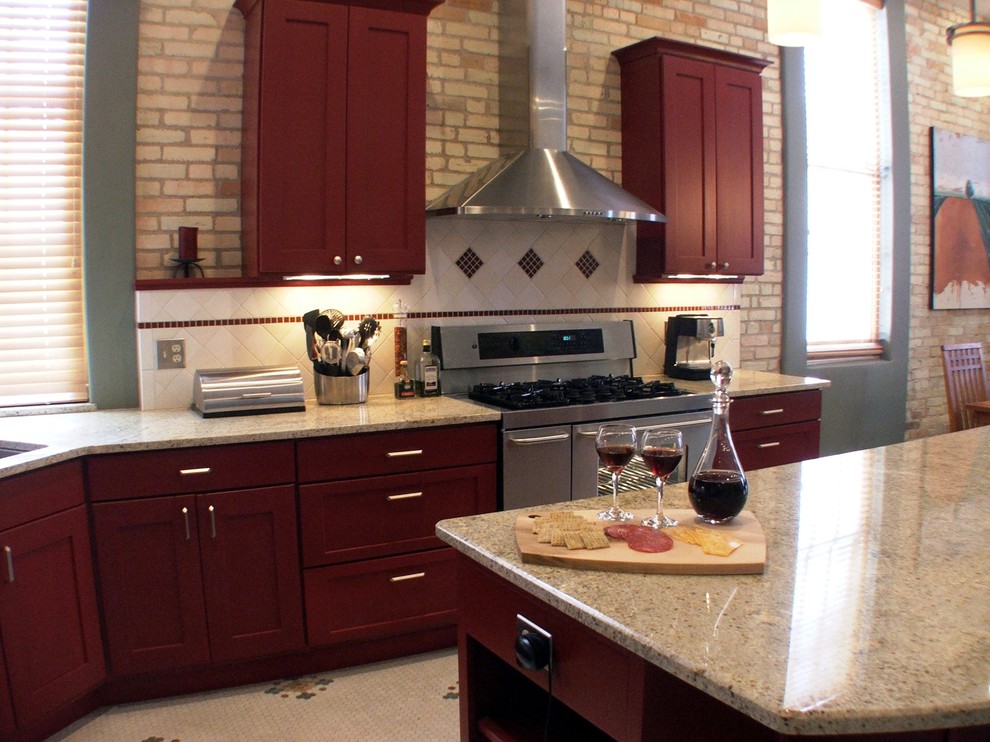Foto di una cucina eclettica con lavello sottopiano, ante in stile shaker, ante rosse, top in granito, paraspruzzi bianco, paraspruzzi con piastrelle in ceramica e elettrodomestici in acciaio inossidabile