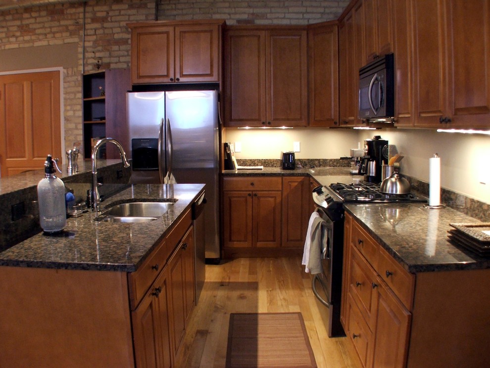 Elegant kitchen photo in Grand Rapids