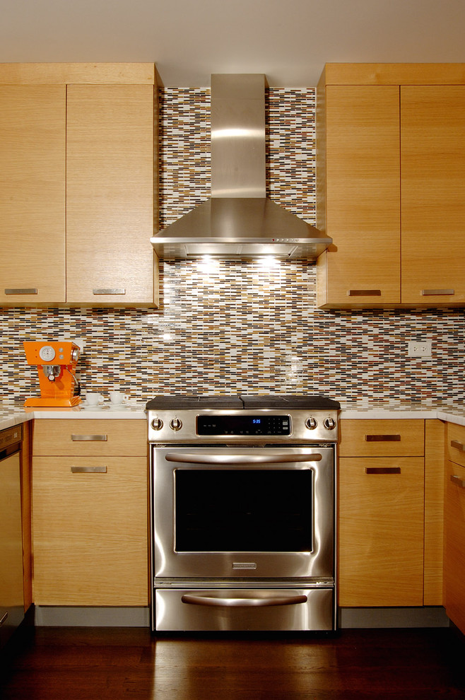 Foto di una cucina contemporanea con elettrodomestici in acciaio inossidabile, ante lisce, ante in legno scuro, paraspruzzi con piastrelle a listelli e paraspruzzi multicolore