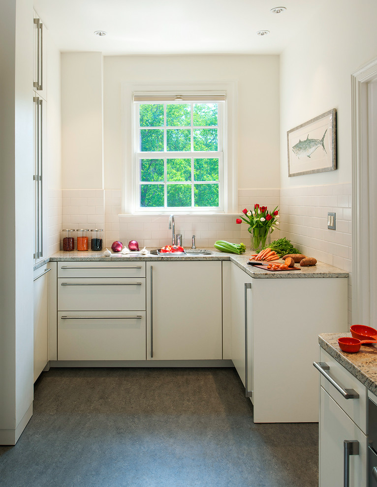 ワシントンD.C.にあるコンテンポラリースタイルのおしゃれなコの字型キッチン (アンダーカウンターシンク、フラットパネル扉のキャビネット、白いキャビネット、白いキッチンパネル、サブウェイタイルのキッチンパネル、パネルと同色の調理設備) の写真