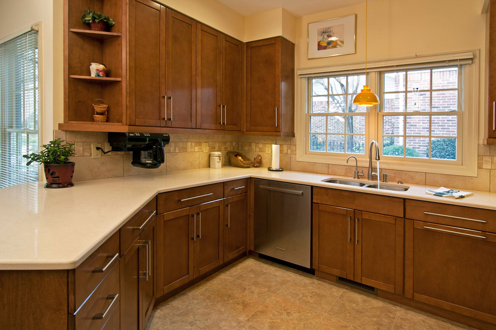 Foto på ett stort funkis kök, med bänkskiva i kvarts, rostfria vitvaror, skåp i shakerstil, en undermonterad diskho, bruna skåp, beige stänkskydd, stänkskydd i keramik, linoleumgolv och en halv köksö