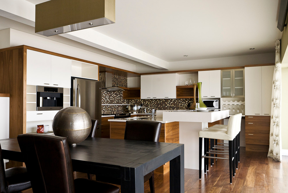 Foto de cocina contemporánea con salpicadero con mosaicos de azulejos, electrodomésticos de acero inoxidable, salpicadero marrón, armarios con paneles lisos y puertas de armario blancas