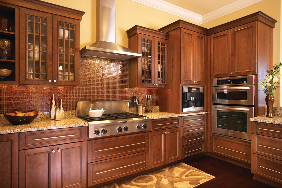 Esempio di una cucina classica con ante lisce, ante in legno scuro, paraspruzzi marrone, elettrodomestici in acciaio inossidabile e nessuna isola