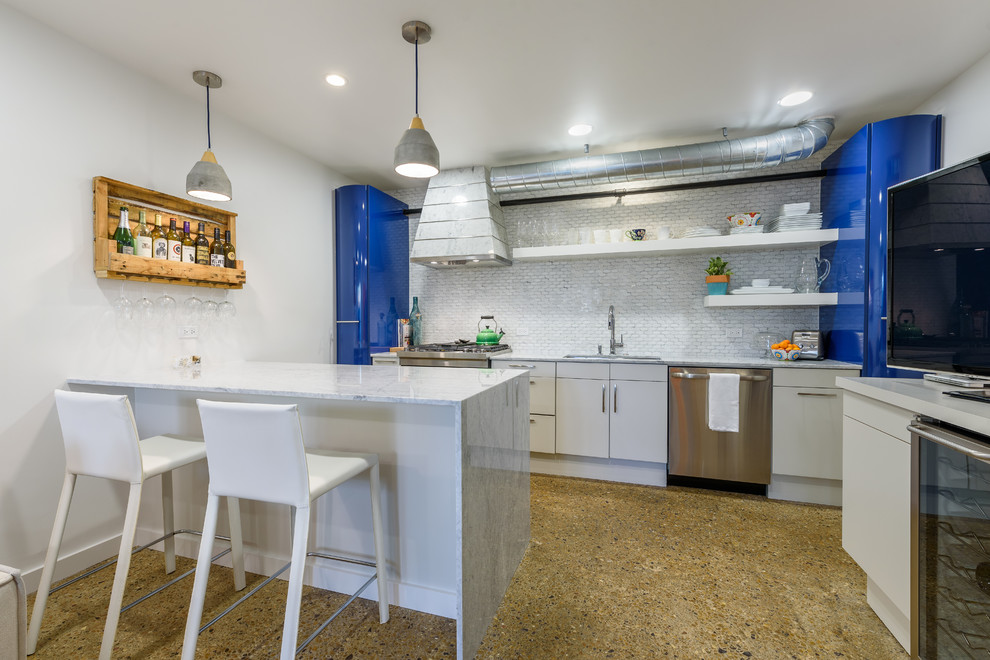 Exempel på ett litet modernt linjärt kök och matrum, med en rustik diskho, släta luckor, vitt stänkskydd, stänkskydd i keramik, rostfria vitvaror, betonggolv, en köksö, brunt golv, vita skåp och marmorbänkskiva