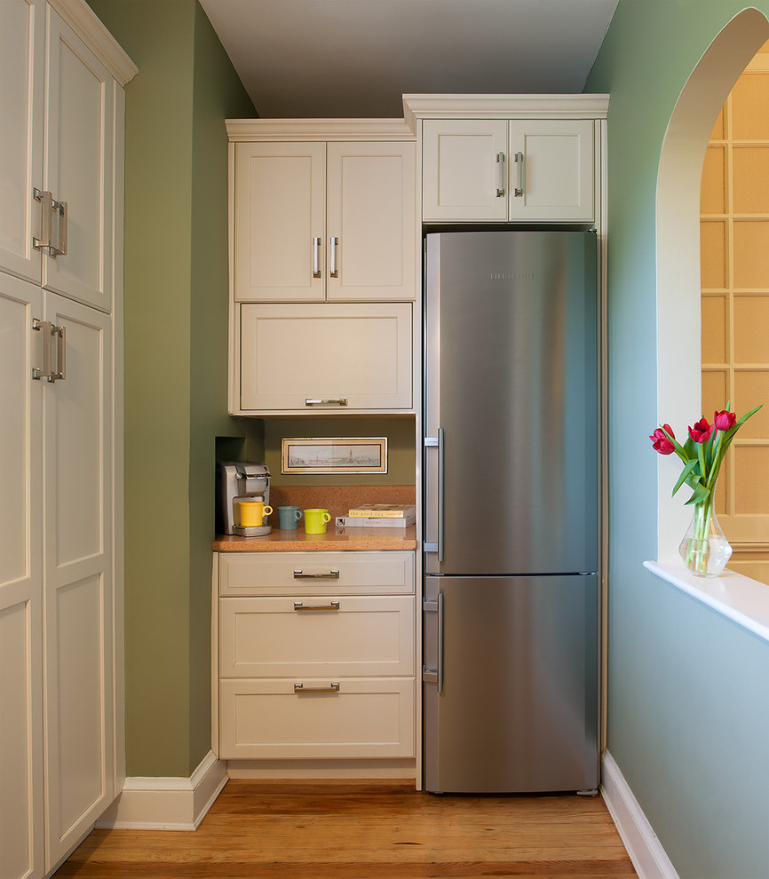 ワシントンD.C.にあるトランジショナルスタイルのおしゃれなキッチン (シルバーの調理設備) の写真