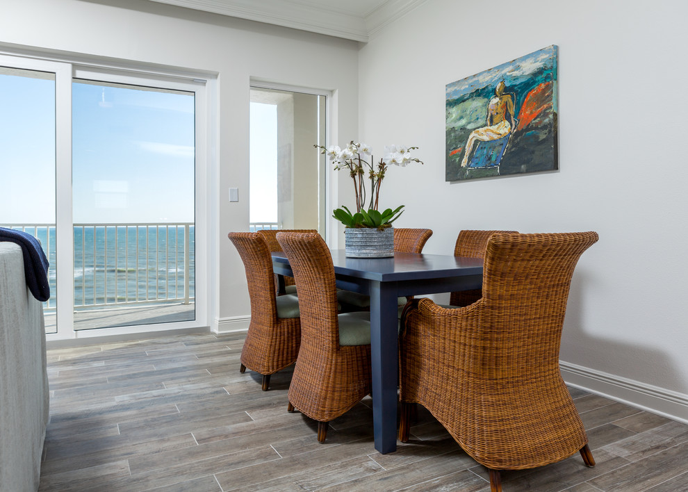 Ispirazione per una grande sala da pranzo aperta verso il soggiorno stile marinaro con pavimento in gres porcellanato