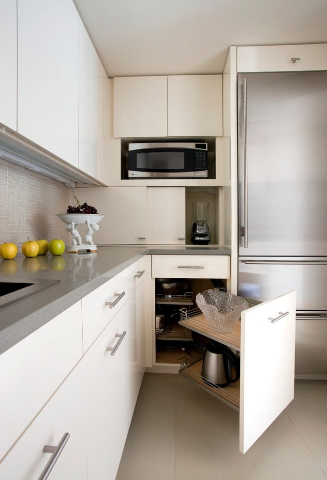 Moderne Küche mit flächenbündigen Schrankfronten, weißen Schränken, Küchenrückwand in Grau, Rückwand aus Mosaikfliesen und Küchengeräten aus Edelstahl in Boston
