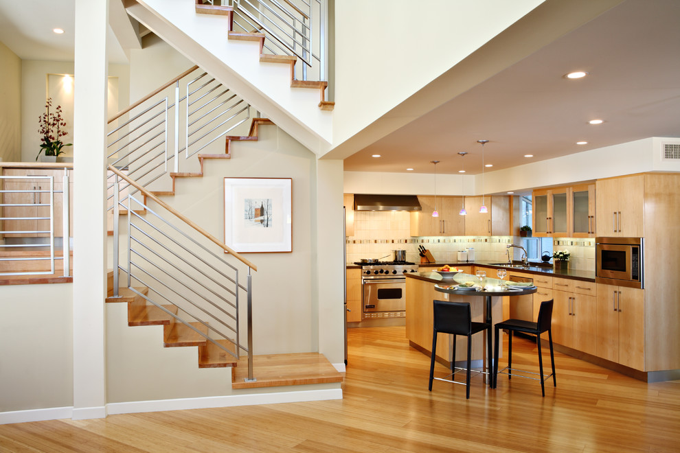 Kitchen - contemporary kitchen idea in Los Angeles with stainless steel appliances